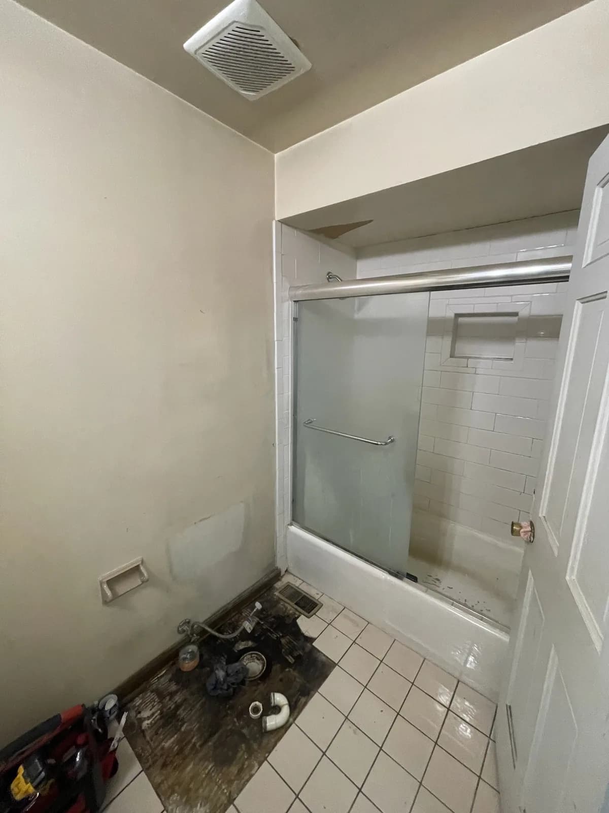Aurora tub and shower before remodeling, with dated sliding glass doors